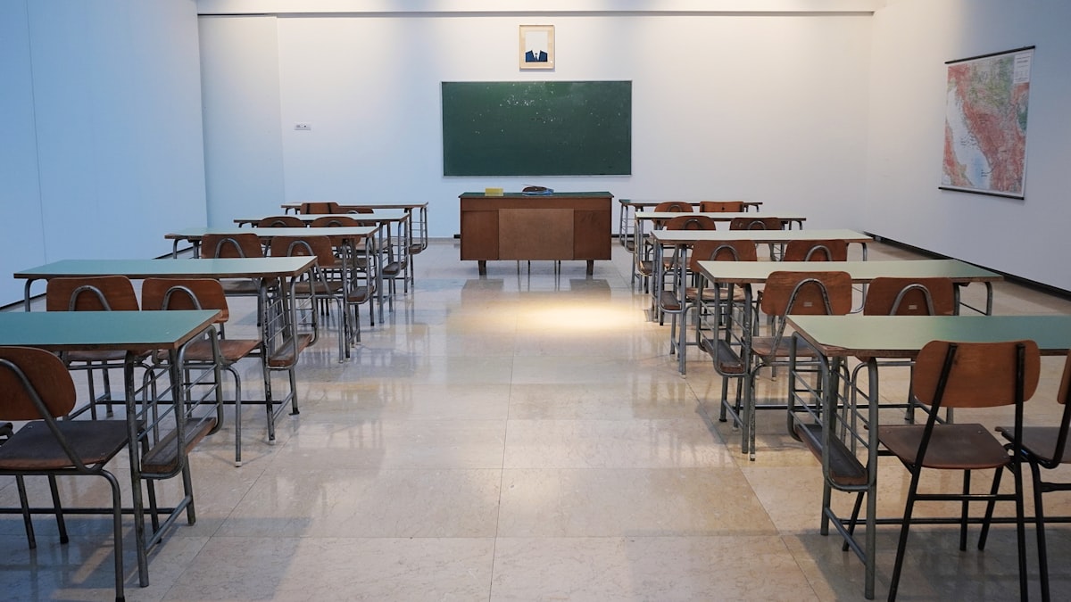 Aula escolar ordenada y luminosa